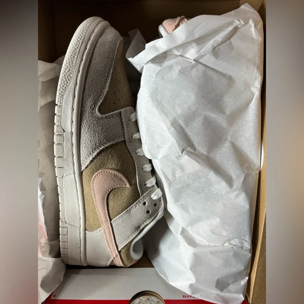 Nike Suede Sneakers in tan and Pink NEW - Picture 2 of 9